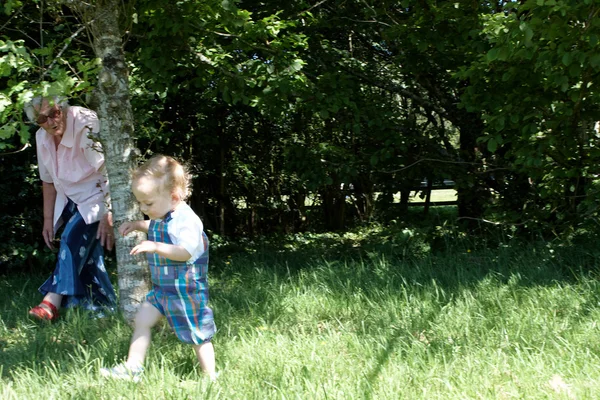 Arrière grand-mère et petit-fils dans le parc — Photo