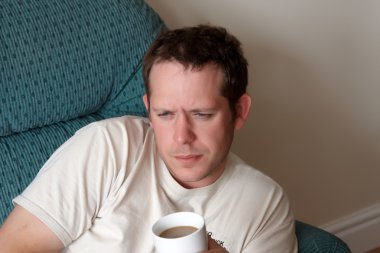 çay sahip genç bir adam