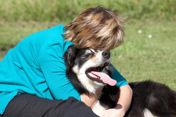 犬および所有者は、太陽の光を楽しむ — ストック写真