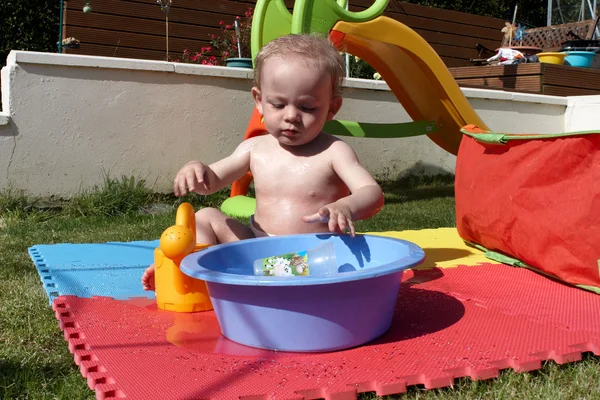 Uma criança brincando no jardim — Fotografia de Stock