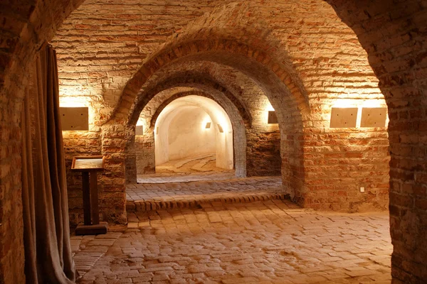 tarihsel bir yeraltı hastane koridorunda