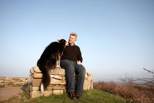 Un homme et son chien — Photo