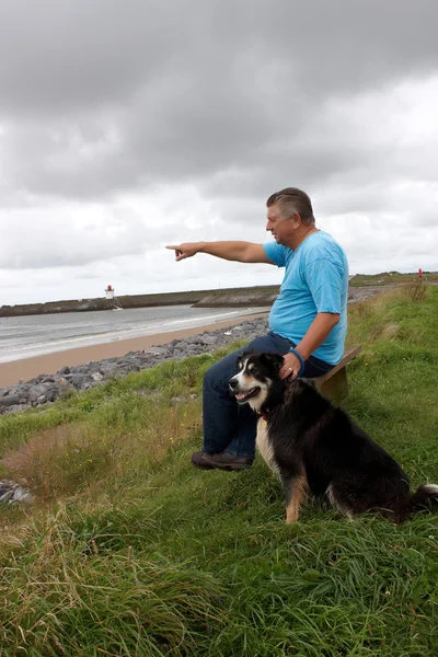 Un homme et son chien — Photo