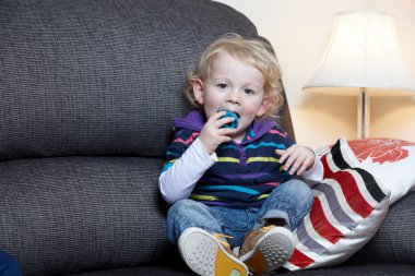 bir erkek çocuk kanepe