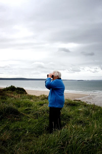 A senior lady on the coastal path — Stock Photo, Image