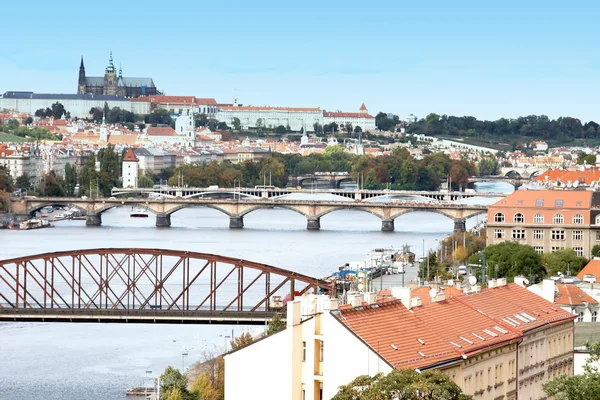 En utsikt över floden i Prag — Stockfoto