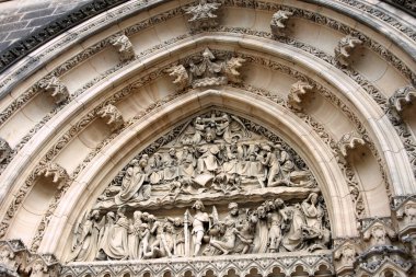 Yukarıda bir kilise kapısına süslü arch