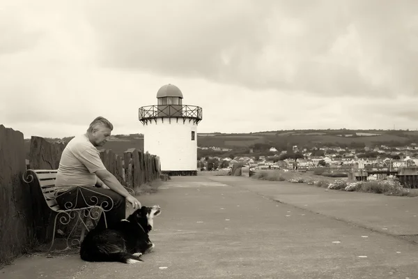 Olgun adam ve köpeği — Stok fotoğraf