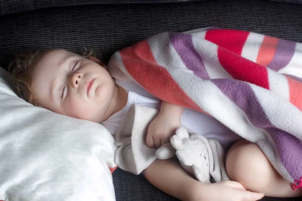 Un niño durmiendo —  Fotos de Stock