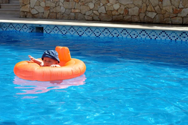 A baby in a pool — Stock Photo, Image