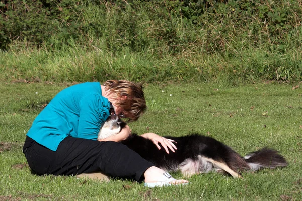 Un chien et son propriétaire — Photo