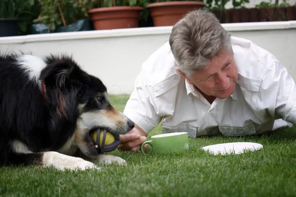 Un uomo e il suo cane — Foto Stock