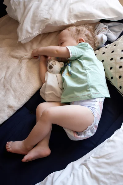 Een jongetje in slaap — Stockfoto