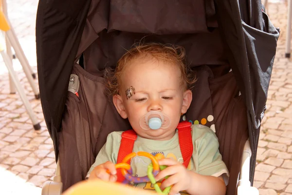 Peuter zitten in zijn kinderwagen — Stockfoto