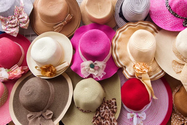 배경에 대 한 아름 다운 모자 — 스톡 사진