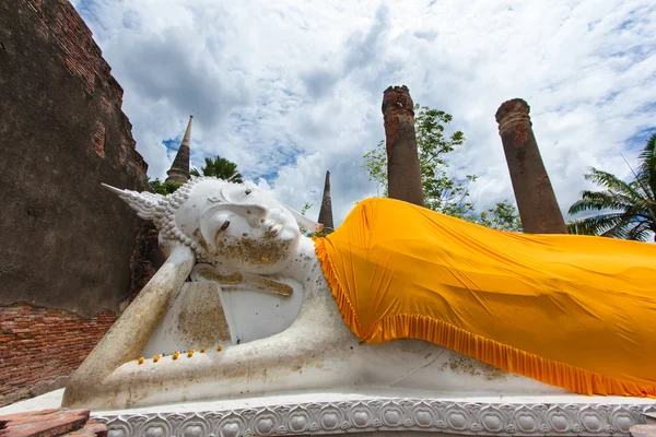 Liggende Boeddha standbeeld in tempel in ayutthaya provincie, thailan — Stockfoto