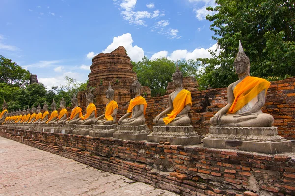 Estátua de Buda velha no templo na província de Ayutthaya, Tailândia — Fotografia de Stock