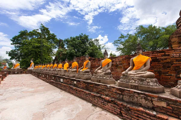 Estátua de Buda velha no templo na província de Ayutthaya, Tailândia — Fotografia de Stock