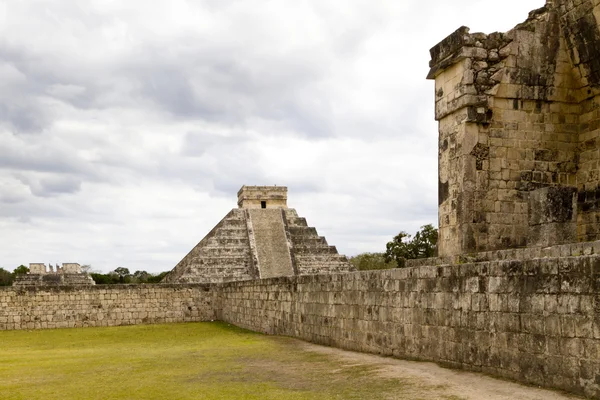 Chichen itza: grote bal court, el castillo en tempel van warrio Stockfoto