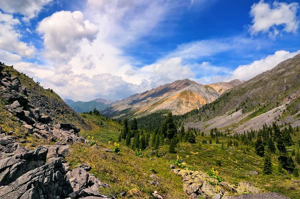 Sopra una valle di montagna — Foto Stock