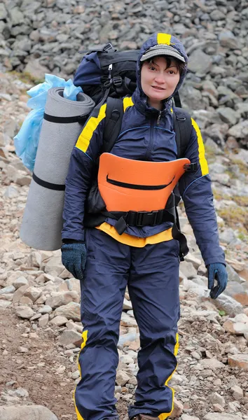 Feliz alpinista na descida do topo da montanha — Fotografia de Stock