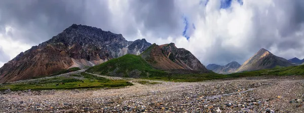 Floden placer stenar på bergstopp — Stockfoto