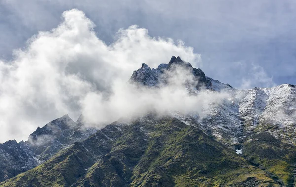 Chmury Wokół Szczytu Góry Letni Dzień Wschodni Sayan Buryatia Rosja — Zdjęcie stockowe