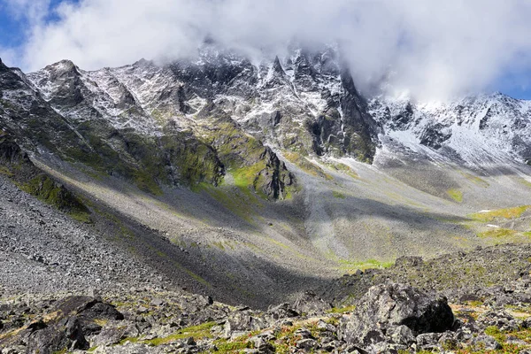 Uitzicht Bergtop Bedekt Met Wolken Alpenlandschap Oost Siberië Rusland — Stockfoto