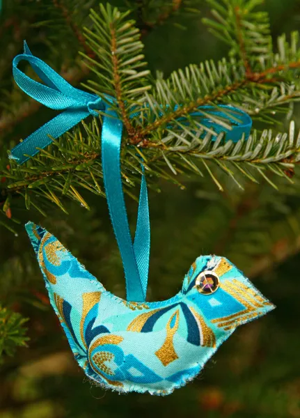 Голубая рождественская птица ручной работы — стоковое фото