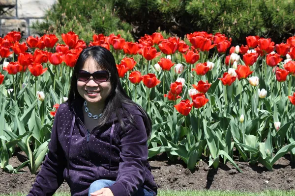 Woman by Tulips — Stock Photo, Image