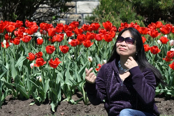 Woman by Tulips — Stock Photo, Image