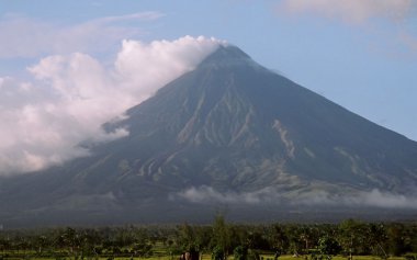 Mayon Volcano clipart
