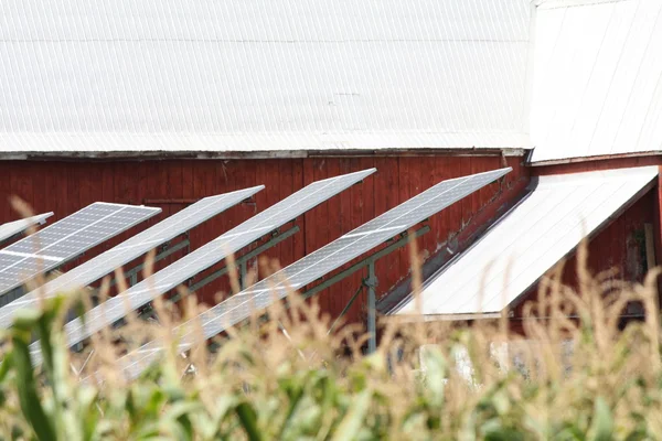 Solpaneler i fältet — Stockfoto