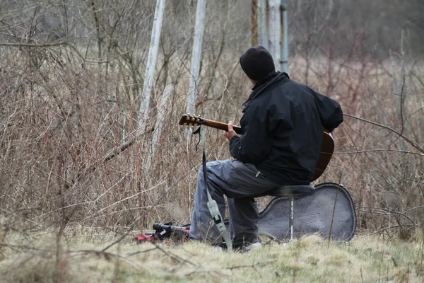 Gitara brzdąka — Zdjęcie stockowe