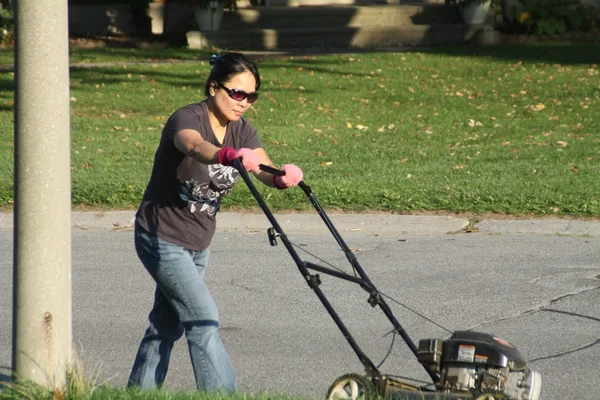 Woman Cutting Grass — Stock Photo, Image