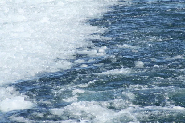 Pedaços de gelo no lago — Fotografia de Stock