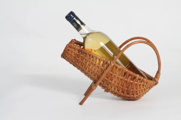 Kosár és egy üveg bor bor — Stock Fotó