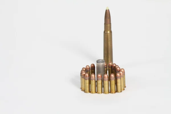 .22 の弾丸と札束カッターと 7.62 — ストック写真