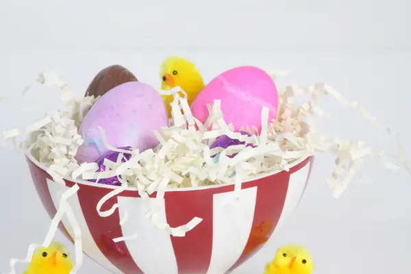 Ovos coloridos em uma tigela — Fotografia de Stock