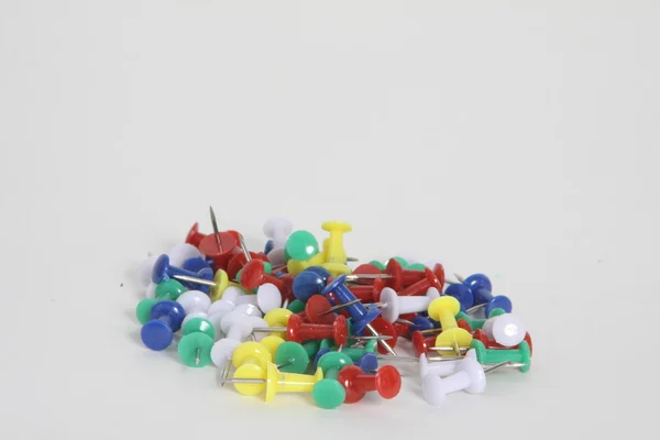 Färgade push-pins — Stockfoto