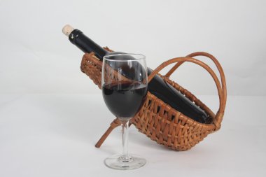 Şişe ve bir kadeh kırmızı şarap.