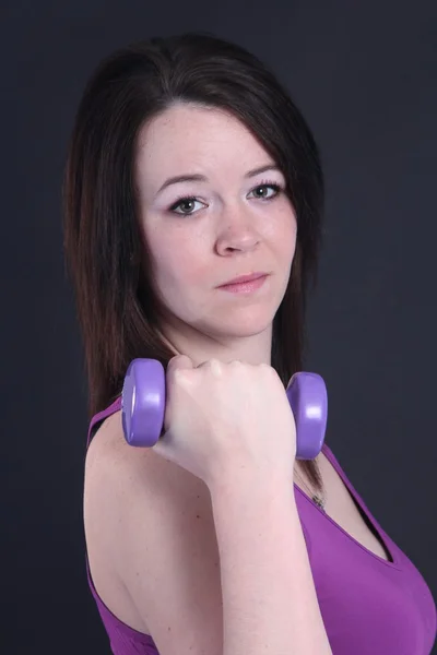 Bellezza in Viola Singlet con Dumbbell — Foto Stock