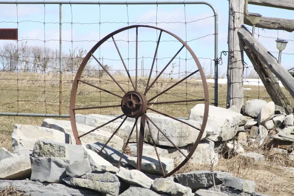 Roue en vieux métal rouillé — Photo