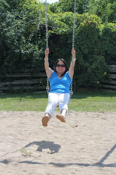 Vrouw op swing — Stockfoto