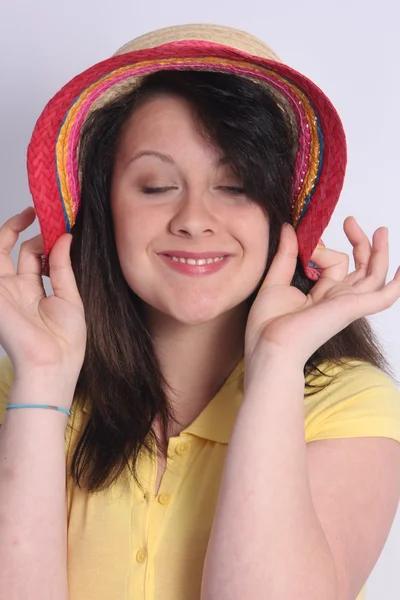 Bruna ragazza con cappello — Foto Stock