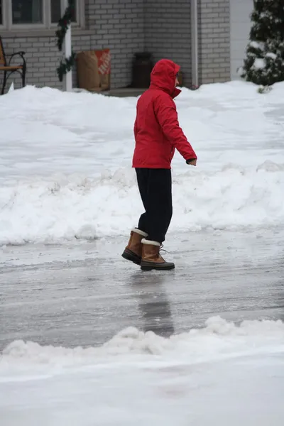 Buzlu yolda yürürken — Stok fotoğraf