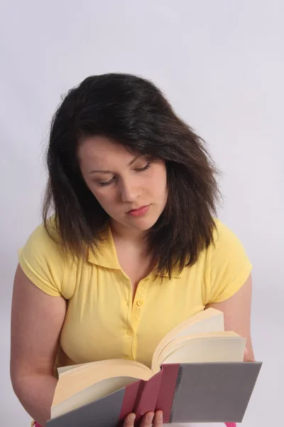 Adorável leitura adolescente — Fotografia de Stock