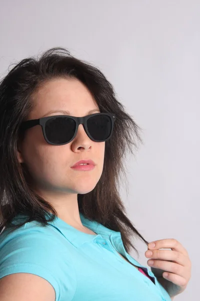 Belle adolescent portant des lunettes de soleil — Photo