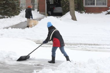 driveway den Bayan kürekle kar