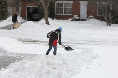 driveway den Bayan kürekle kar